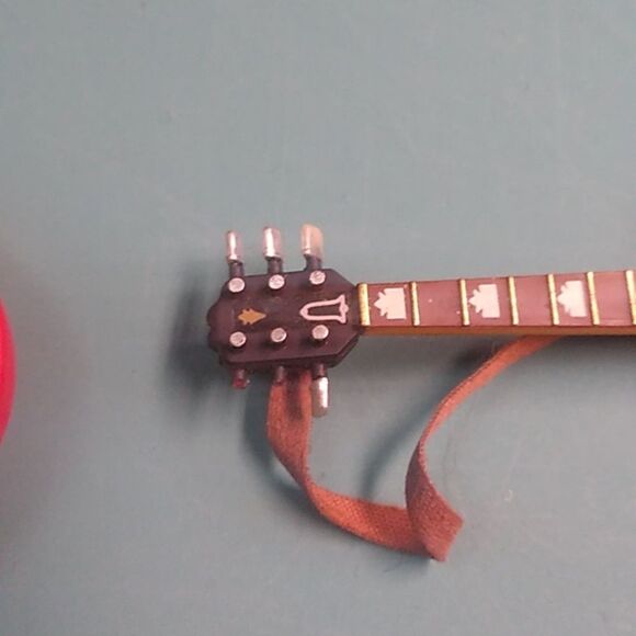 Elvis Presley Enterprise Inc. Red Display Stand, Guitar, Doll 1993 - Picture 9 of 10